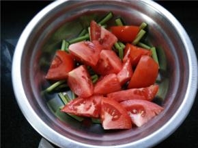 葱切片、姜切丝、蒜切片，西红柿切块，蒜薹切段备用