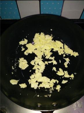 鸡蛋打散，加入少许盐，锅里热油，将鸡蛋炒散，出锅备用。