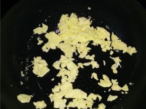 鸡蛋打散，加入少许盐，锅里热油，将鸡蛋炒散，出锅备用。
