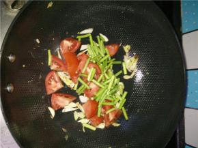 热锅凉油，油烧热加入花椒、葱姜蒜翻炒至出香味，加入西红柿蒜薹翻炒。