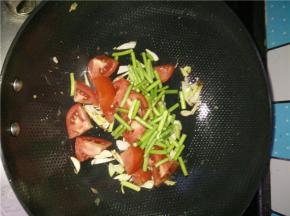 热锅凉油，油烧热加入花椒、葱姜蒜翻炒至出香味，加入西红柿蒜薹翻炒。