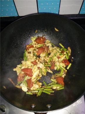 西红柿出汁后加入炒好的鸡蛋，加入少许白糖、盐、生抽翻炒即可