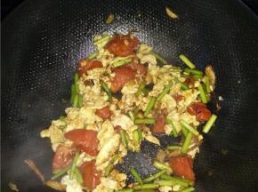 西红柿出汁后加入炒好的鸡蛋，加入少许白糖、盐、生抽翻炒即可