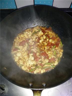 如果西红柿出汁不多，可以适当加入开水，大火收汁便可以出锅