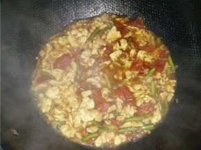 如果西红柿出汁不多，可以适当加入开水，大火收汁便可以出锅