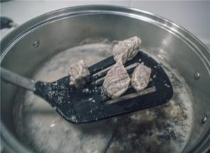 给牛肉洗个澡按个摩，无情的切成块，下热水里抄一抄，过滤掉沫，捞出，煮牛肉的水可别倒，一会还有用；