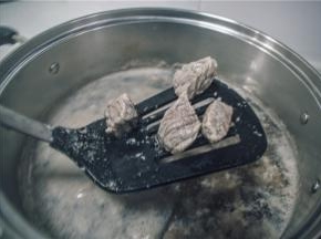 给牛肉洗个澡按个摩，无情的切成块，下热水里抄一抄，过滤掉沫，捞出，煮牛肉的水可别倒，一会还有用；