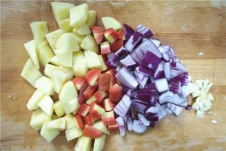 再给蔬菜洗个澡，切块；