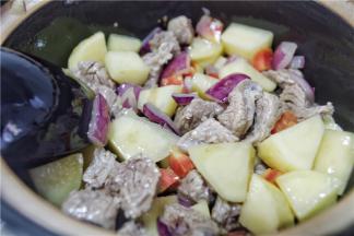 锅里热油，油量根据你准备的食材而定；按照蒜、洋葱、胡萝卜、土豆、牛肉的顺序，依次入锅翻炒；