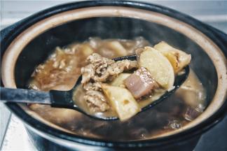 将之前煮牛肉的水倒入锅内，没过食材就ok，然后煮10分钟；