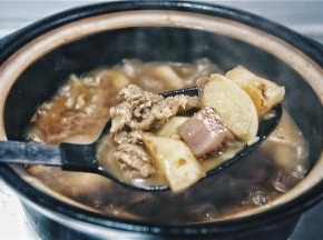 将之前煮牛肉的水倒入锅内，没过食材就ok，然后煮10分钟；