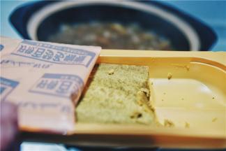 好了，放咖喱块，巧克力，巧克力我放了那一块的四分之一。