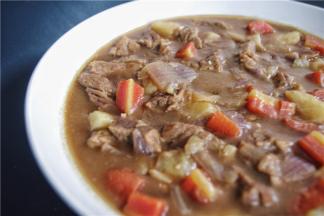 再加点盐，不停搅拌，等煮到汤粘稠入味，这道非常下饭的咖喱牛肉就可出锅了~