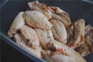 给鸡翅洗个澡，中间用刀划开，方便入味，