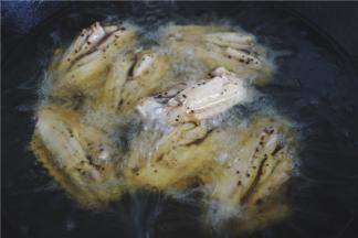 锅内热油，开炸；