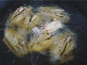 锅内热油，开炸；