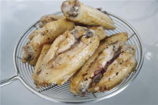 炸到熟透捞出控油，然后再入锅炸啊炸，就很容易变得皮脆柔嫩；