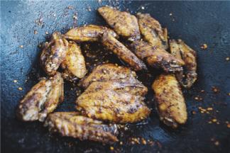 好了，锅内留少量油，按照孜然、盐、辣椒顺序入锅（本人口重料放的多），香味阵阵后倒入鸡翅，翻炒出锅。