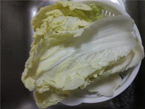 白菜清洗干净，沥干水分