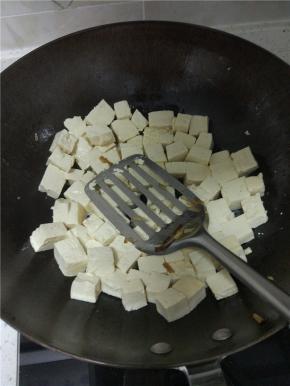 豆腐切成小块，锅内放油，把豆腐放进锅内稍微煎一下，稍微有点发黄就可以