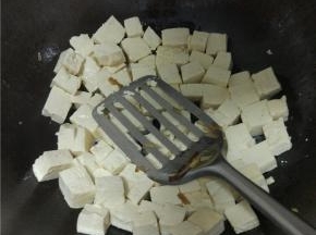 豆腐切成小块，锅内放油，把豆腐放进锅内稍微煎一下，稍微有点发黄就可以