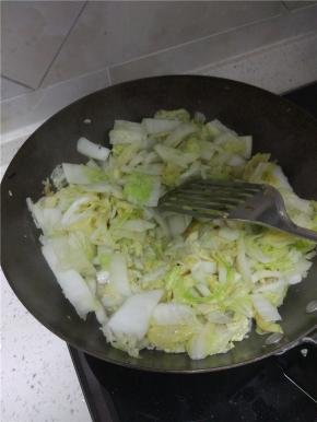 煎好的豆腐盛出来，锅内重新放油，油热之后加入葱姜蒜爆香，放入白菜进行煸炒