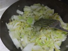 煎好的豆腐盛出来，锅内重新放油，油热之后加入葱姜蒜爆香，放入白菜进行煸炒