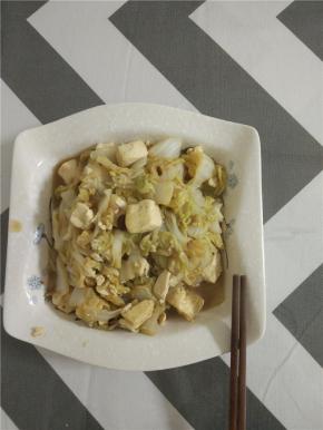 加入豆瓣酱，根据口味加入适量的盐，大火煮三分钟左右，白菜稍微烂点就可以出锅了