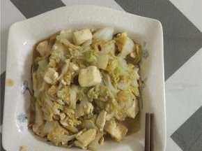 加入豆瓣酱，根据口味加入适量的盐，大火煮三分钟左右，白菜稍微烂点就可以出锅了