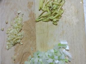 姜切丝，葱蒜切末，不喜欢蒜的可以不放