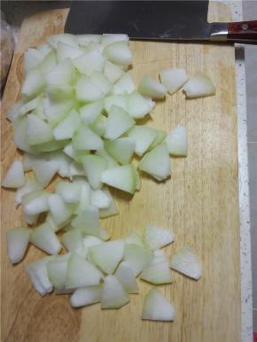 冬瓜清洗干净，去皮切小块