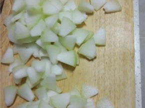 冬瓜清洗干净，去皮切小块