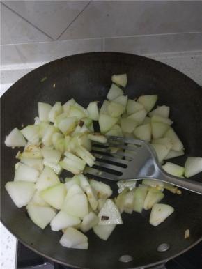 锅内放油加热放入葱姜蒜加热后放入冬瓜炒软，因为是做汤，这里直接用的香油