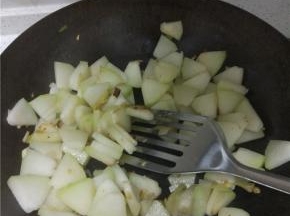 锅内放油加热放入葱姜蒜加热后放入冬瓜炒软，因为是做汤，这里直接用的香油