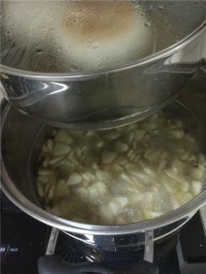 锅内放水烧开后加入炒软的冬瓜，炖十分钟左右