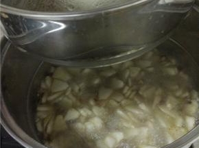 锅内放水烧开后加入炒软的冬瓜，炖十分钟左右