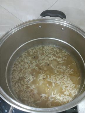 把淘洗干净的海米放进炖烂的冬瓜汤李，在大火煮两分钟