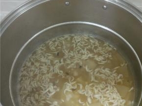 把淘洗干净的海米放进炖烂的冬瓜汤李，在大火煮两分钟