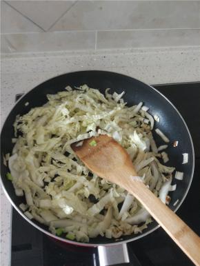 白菜切丝，锅内放少量油加热，先放入白菜帮炒软后再加入白菜叶，