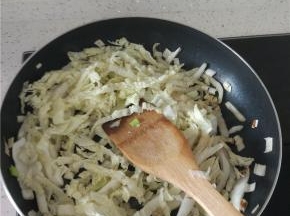 白菜切丝，锅内放少量油加热，先放入白菜帮炒软后再加入白菜叶，