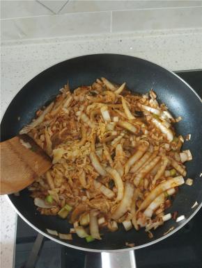 白菜炒到出水之后加入方便面自带的调料包进去，因为自带料包不是太辣，这里又放了些辣椒酱，