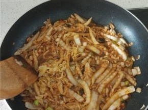 白菜炒到出水之后加入方便面自带的调料包进去，因为自带料包不是太辣，这里又放了些辣椒酱，