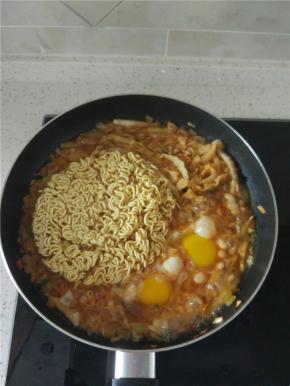 锅内加入开水，不要太多，然后加入方便面，放入两个鸡蛋，加热到方便面变软，鸡蛋凝固