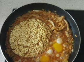 锅内加入开水，不要太多，然后加入方便面，放入两个鸡蛋，加热到方便面变软，鸡蛋凝固