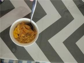 方便煮好之后加入葱段，加入一点香油，健康美味的方便面就做好啦