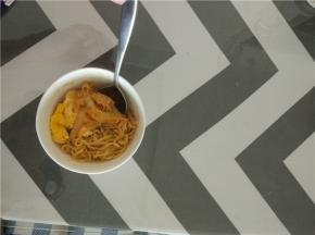 方便煮好之后加入葱段，加入一点香油，健康美味的方便面就做好啦