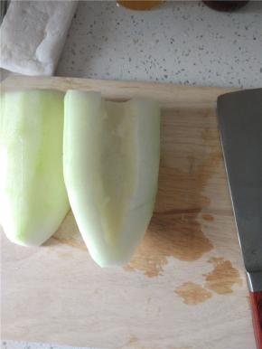 蒜切蒜末，葱切断，冬瓜洗净去皮