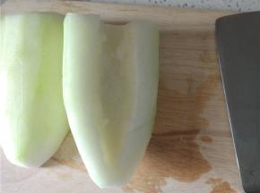 蒜切蒜末，葱切断，冬瓜洗净去皮