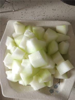 把冬瓜切成1cm*1cm左右的方块