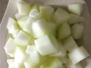 把冬瓜切成1cm*1cm左右的方块